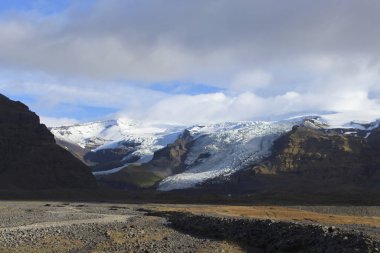 Güney İzlanda 'da bir buzul ve dağlar - skeidararsandur