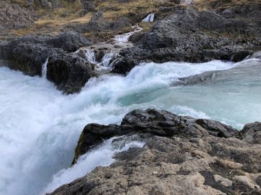 İzlanda 'da, Goldafoss şelalesinin yanında akan mavi nehir.
