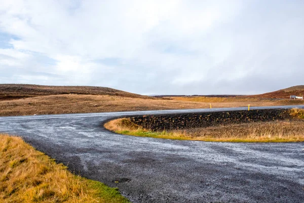 Road in iceland near crater — Stock Photo, Image