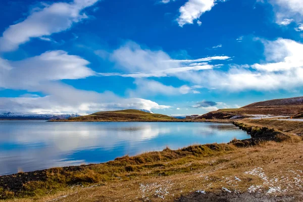Λίμνη Myvtan αντανακλώντας μπλε ουρανό — Φωτογραφία Αρχείου