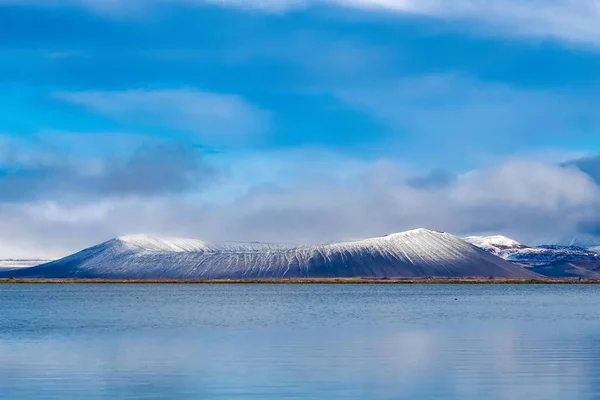 Lac devant le cratère volcanique — Photo