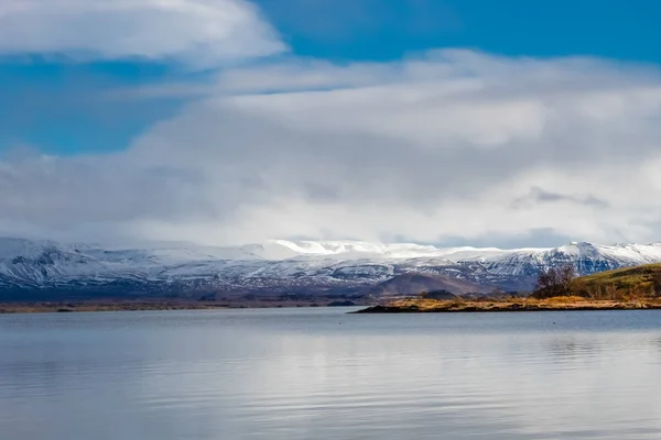 雪に覆われた山々 や湖 — ストック写真