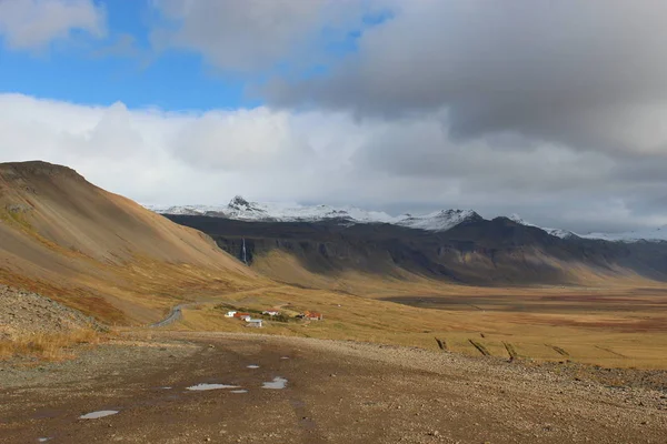 Водопад в Исландии осенью — стоковое фото