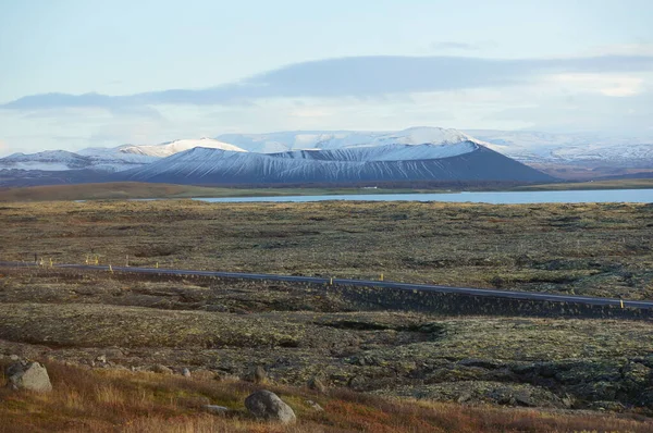 Krater Hverfjall pokryty śniegiem nad jeziorem Islandia — Zdjęcie stockowe