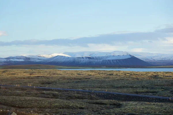 Hverfjall krater bedeckt mit schnee auf isländischen see — Stockfoto