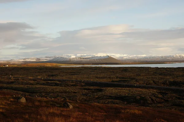 冰岛湖上覆盖着雪的Hverfjall火山口 — 图库照片