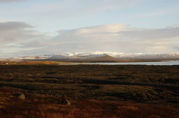 Krater Hverfjall pokryty śniegiem nad jeziorem Islandia — Zdjęcie stockowe