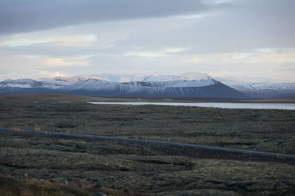 Кратер Хверфьялл покрыт снегом на Исландском озере — стоковое фото