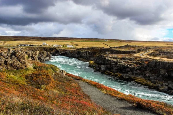 Godafoss καταρράκτη στην Ισλανδία με όμορφα φθινοπωρινά χρώματα — Φωτογραφία Αρχείου