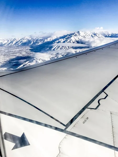 Flyger över snöiga berg — Stockfoto