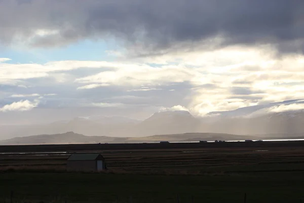 Πεζοπορία στα βουνά της iceland — Φωτογραφία Αρχείου