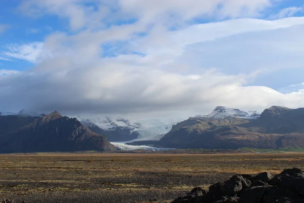 Uma geleira e montanhas no sul da Islândia - skeidararsandur — Fotografia de Stock