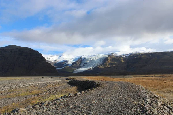 Un ghiacciaio e montagne nel sud dell'Islanda - skeidarsandur — Foto Stock