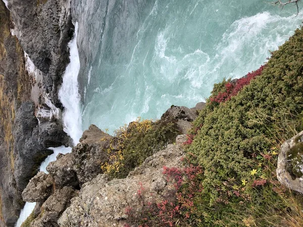 Rivière bleue se précipitant en Islande près de la cascade goldafoss — Photo