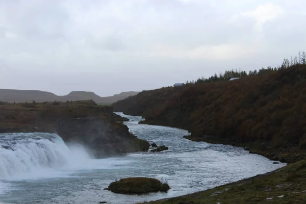 Bella cascata situata nella valle di Bardardalur, fiume Skjalfandafljot, Islanda, Europa — Foto Stock
