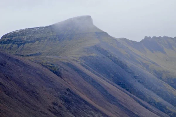 Туманный горный ландшафт в Snaefellsnes, Исландия — стоковое фото