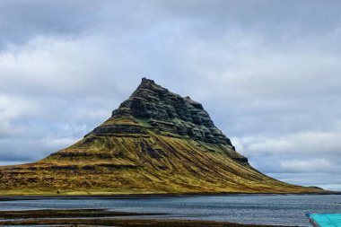 Sonbaharda İzlanda 'da Kirkjufell Dağı