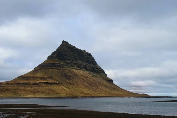 Kirkjufell montagne en Islande en automne — Photo