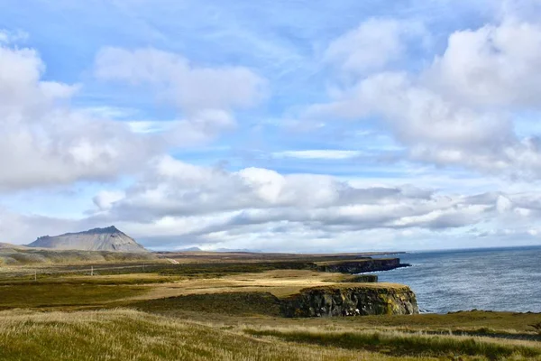 Acantilados y rocas dramáticas en Islandia — Foto de Stock