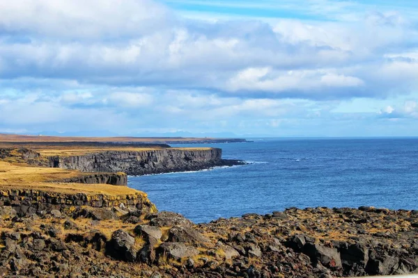 Acantilados y rocas dramáticas en Islandia — Foto de Stock