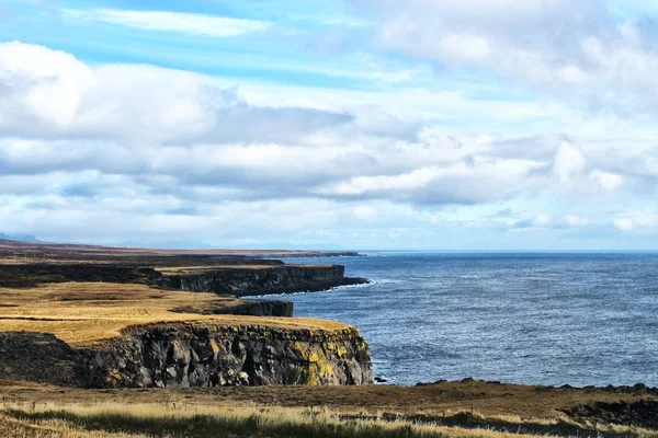 Acantilados y rocas dramáticas en Islandia — Foto de Stock