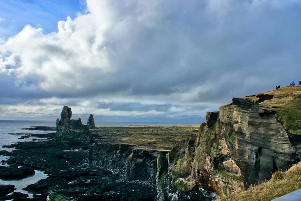 Acantilados y rocas dramáticas en Islandia — Foto de Stock