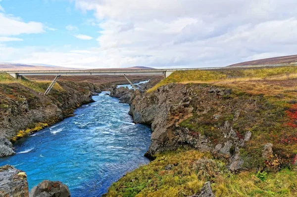 Belle cascade située dans la vallée de Bardardalur, rivière Skjalfandafljot, Islande, Europe — Photo