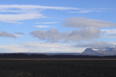 İzlanda 'da kayalık lav sahası