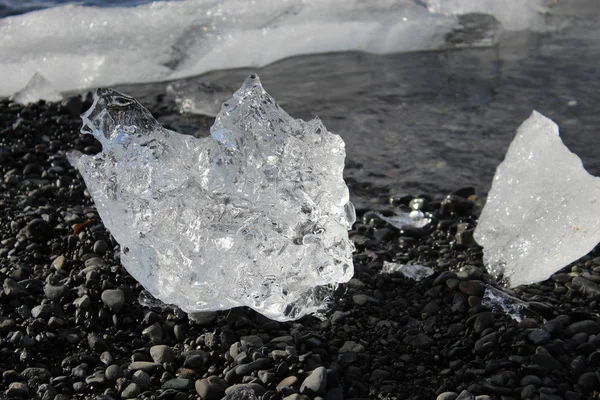 아이슬란드검은 모래사장에 있는 빙산의 거대 한 조각들 — 스톡 사진