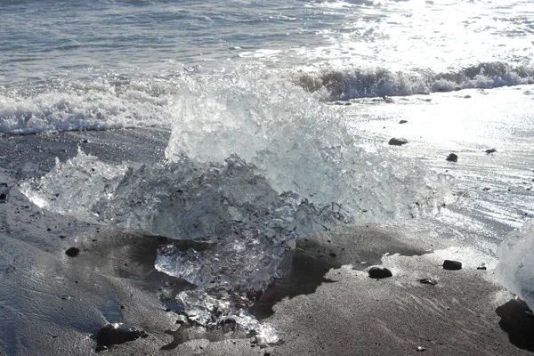 Große Eisberge am schwarzen Sandstrand in Island — Stockfoto