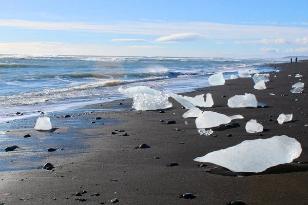 Grandes trozos de iceburg en la playa de arena negra en Islandia —  Fotos de Stock