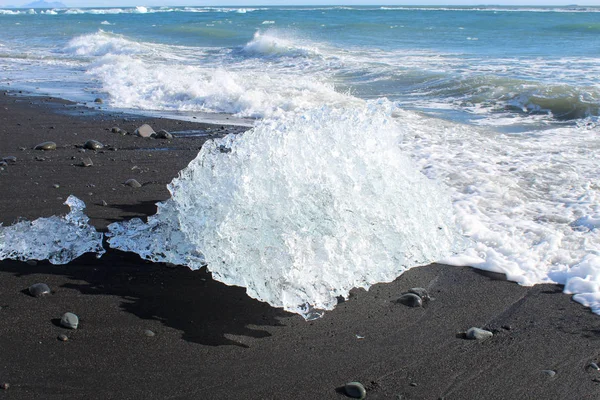 Gros morceaux d'iceburg sur la plage de sable noir en Islande — Photo