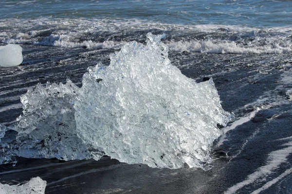 Grandes trozos de iceburg en la playa de arena negra en Islandia — Foto de Stock