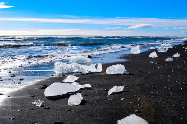 Gros morceaux d'iceburg sur la plage de sable noir en Islande — Photo