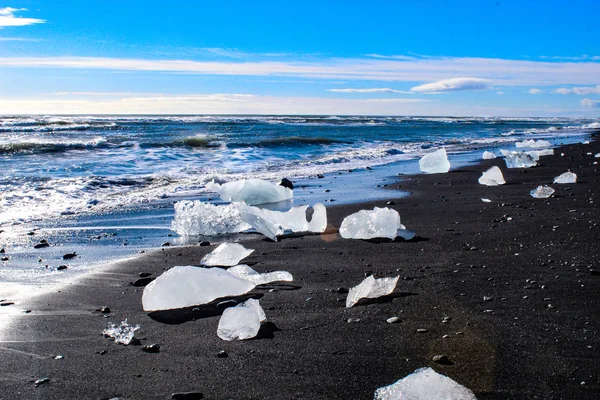 Grandes trozos de iceburg en la playa de arena negra en Islandia —  Fotos de Stock