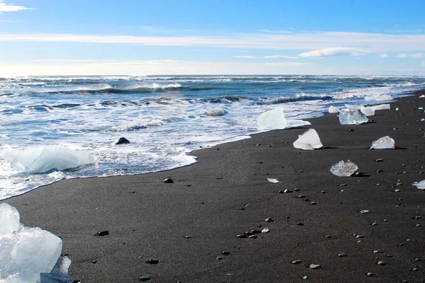 Gros morceaux d'iceburg sur la plage de sable noir en Islande — Photo