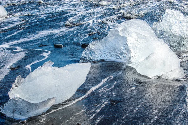 Grandi pezzi di ghiaccio sulla spiaggia di sabbia nera in Islanda — Foto Stock