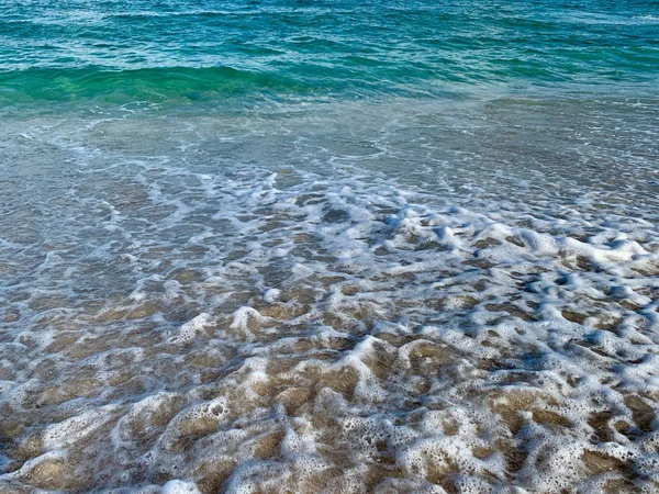 Olas de color turquesa estrellándose en la playa — Foto de Stock