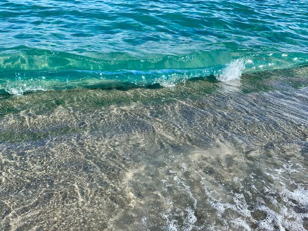 청록색 파도가해 변에 부딪치다 — 스톡 사진