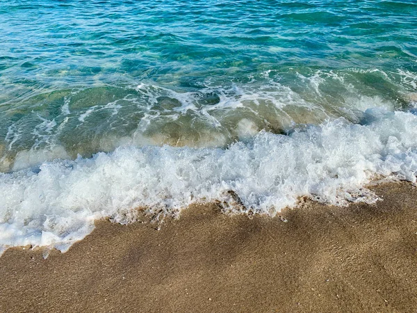 Olas de color turquesa estrellándose en la playa —  Fotos de Stock