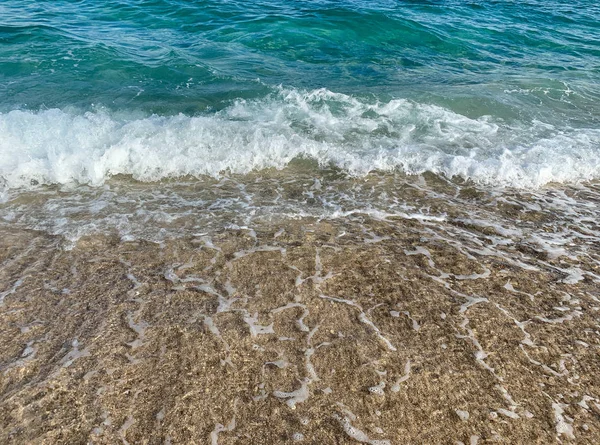 Turquoise waves crashing on the beach — Stock Photo, Image