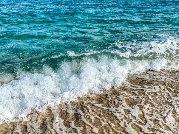 Ondas turquesa bater na praia — Fotografia de Stock