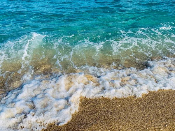 Olas de color turquesa estrellándose en la playa —  Fotos de Stock