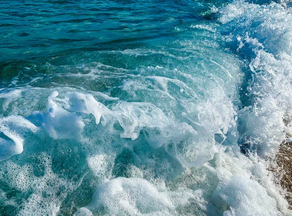 Olas de color turquesa estrellándose en la playa — Foto de Stock