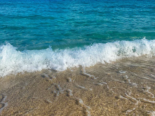 Ondas turquesa bater na praia — Fotografia de Stock