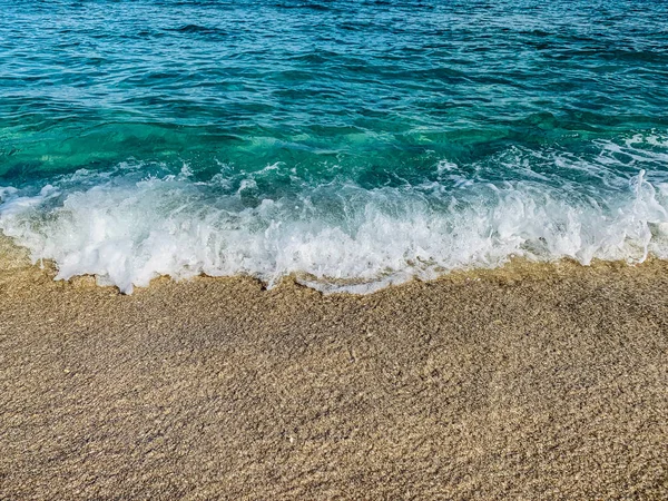 Ondas turquesa bater na praia — Fotografia de Stock