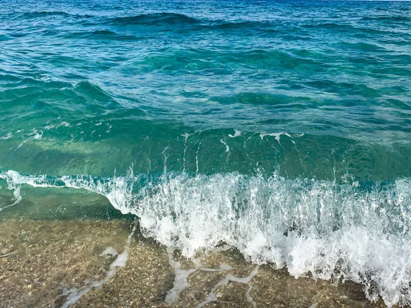 Ondas turquesa bater na praia — Fotografia de Stock