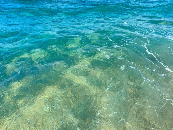 Olas de color turquesa estrellándose en la playa —  Fotos de Stock