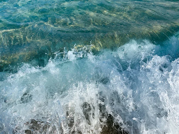 Olas de color turquesa estrellándose en la playa — Foto de Stock