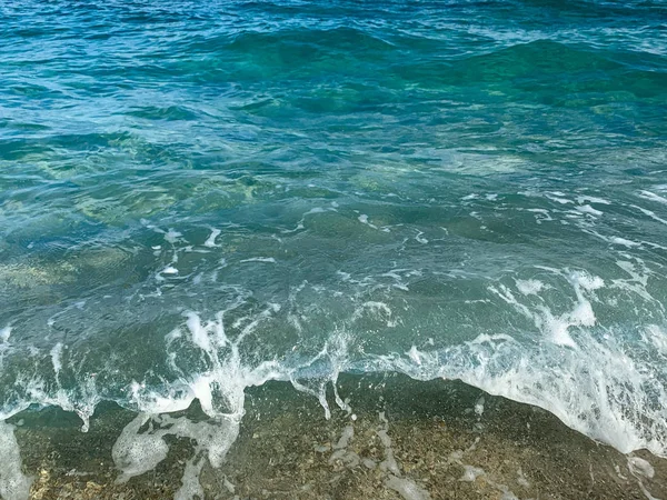 绿松石浪在海滩上颠簸 — 图库照片